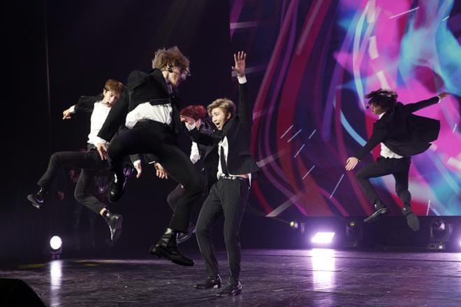 Eteläkorealainen poikabändi BTS on maan kansainvälisesti menestynein yhtye. Mediassa sen suosiota on verrattu Beatlesin synnyttämään beatlemaniaan. KUVA: YOAN VALAT / POOL