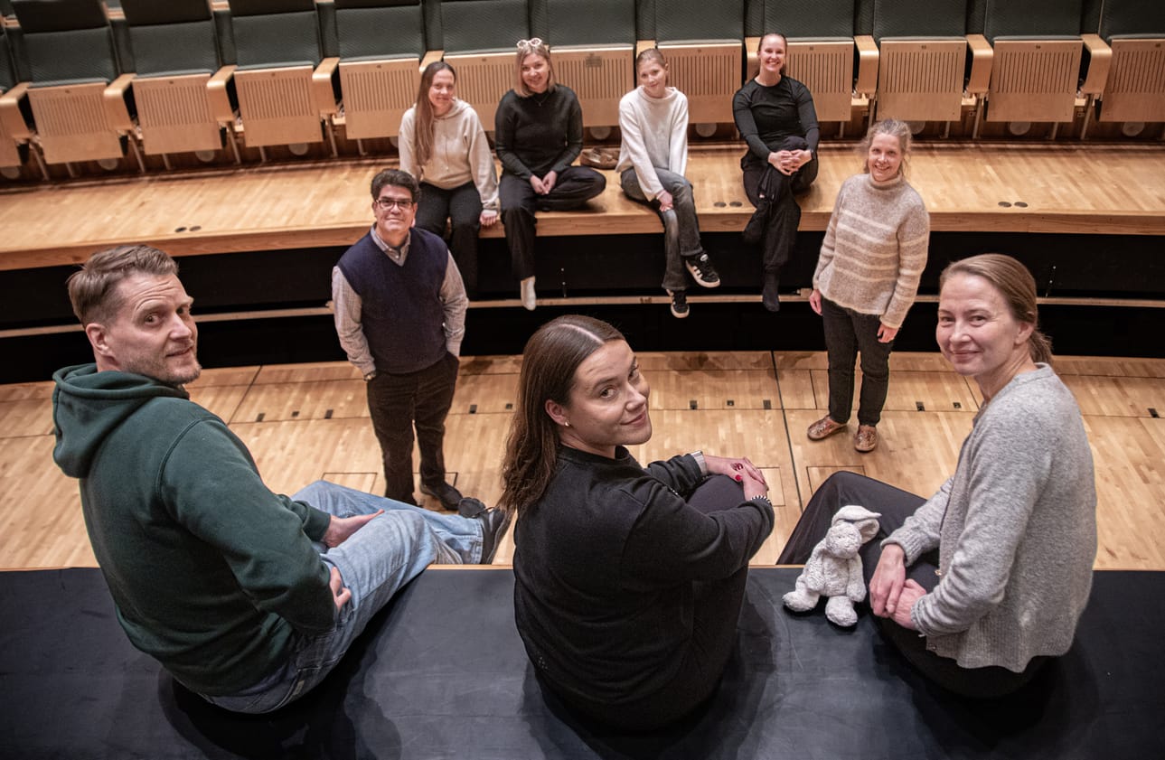 Lumiukon seikkailun tekijäporukkaa Oulankasalin orkesterimontussa: edestä vasemmalta Hannes Määttä, Lotta Kurvinen, Maija Virranniemi, Taru Pisto, Claudio Ordaz, Anna Lindholm-Ordaz, Linda Sainio, Alisa Kumpula ja Suvi Anttonen.