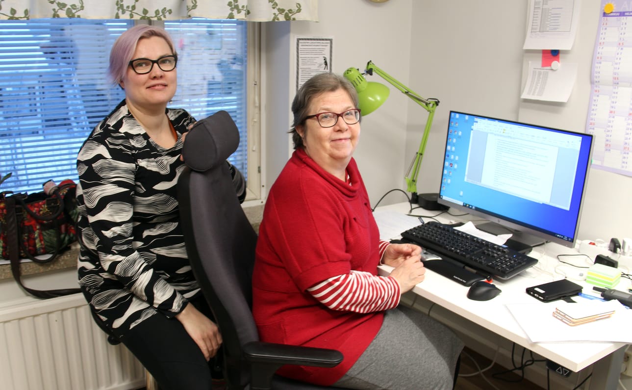 Elina Törmikoski ja Aino Hämäläinen valmistautuvat virka-ajan ulkopuoliseen sosiaali- ja kriisipäivystykseen Oulaisissa