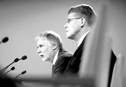 Pääministeri Matti Vanhanen ja ulkoministeri Erkki Tuomioja selostivat hallituksen kantaa.
