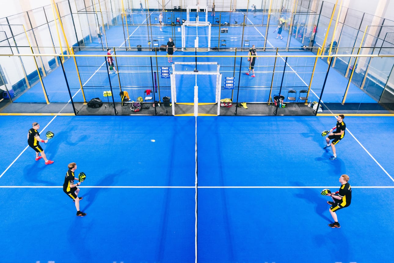 Padel rantautui Suomeen jo vuonna 2003, mutta vasta viime vuodet ovat olleet kovaa kasvun aikaa. Nykyisin padelia voi pelata miltei jokaisessa vähänkin suuremmassa kaupungissa.