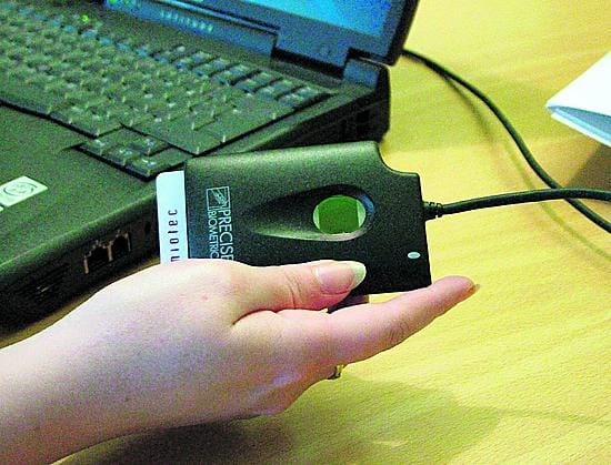 Biometrinen tunnistin. Esimerkiksi tämä Miotec Oy:n laite tunnistaa sormenjäljen.