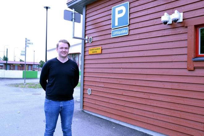 Kauhavan yhtenäiskoulun rehtorin Ville Vihlan mukaan keväällä bussikatoksen rännin syöksyputkea oli potkittu ja seiniin oli piirrelty. Nyt valvontakamera taltioi paikalla kävijät. KUVAT: OUTI RANTALA