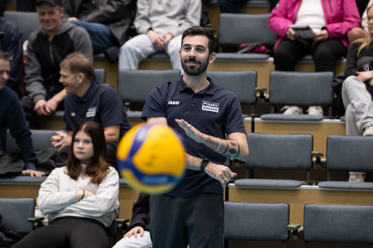 Kuusamossa ollaan oltu tyytyväisiä päävalmentaja Andrea Carasin otteisiin Pölkky Kuusamon peräsimessä. Valmentajan kanssa on nyt sorvattu kaksivuotinen jatkosopimus.