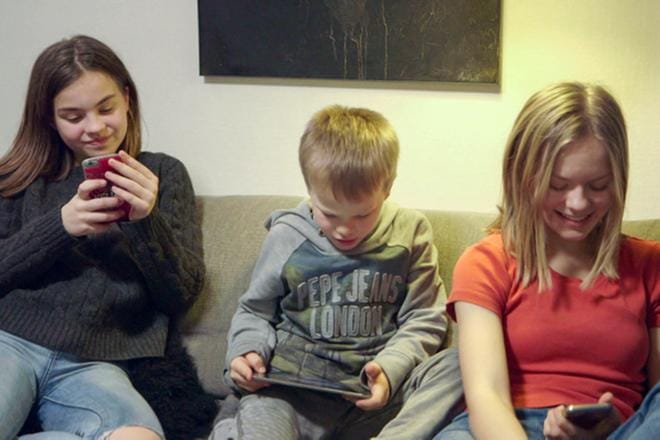 Tämä on tuttu näky suomalaisperheissäkin. Tanskalaisohjelmassa kartoitetaan Nannan, 12, Rasmuksen, 6, ja Frederikken, 13, ruutuaikaa. KUVA: Yle Kuvapalvelu