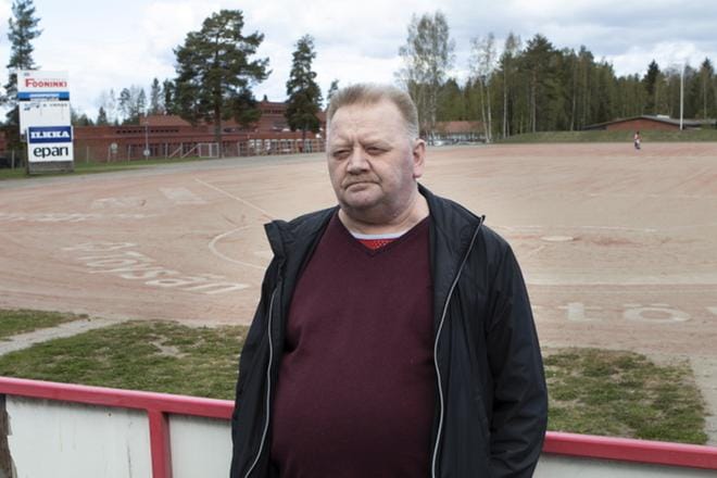 Seinäjokelainen yrityselämästä tunnettu urheiluvaikuttaja Raimo Ryssy pitää teettämäänsä 21 vuotta vanhaa Hyllykallion pesäpallokenttää yhä Suomen parhaana pesäpallokenttänä sen tasaisen pinnan ja kestävyyden vuoksi.– Kiitos siitä kuuluu kenttämestareille. KUVA: HANNU LUSA