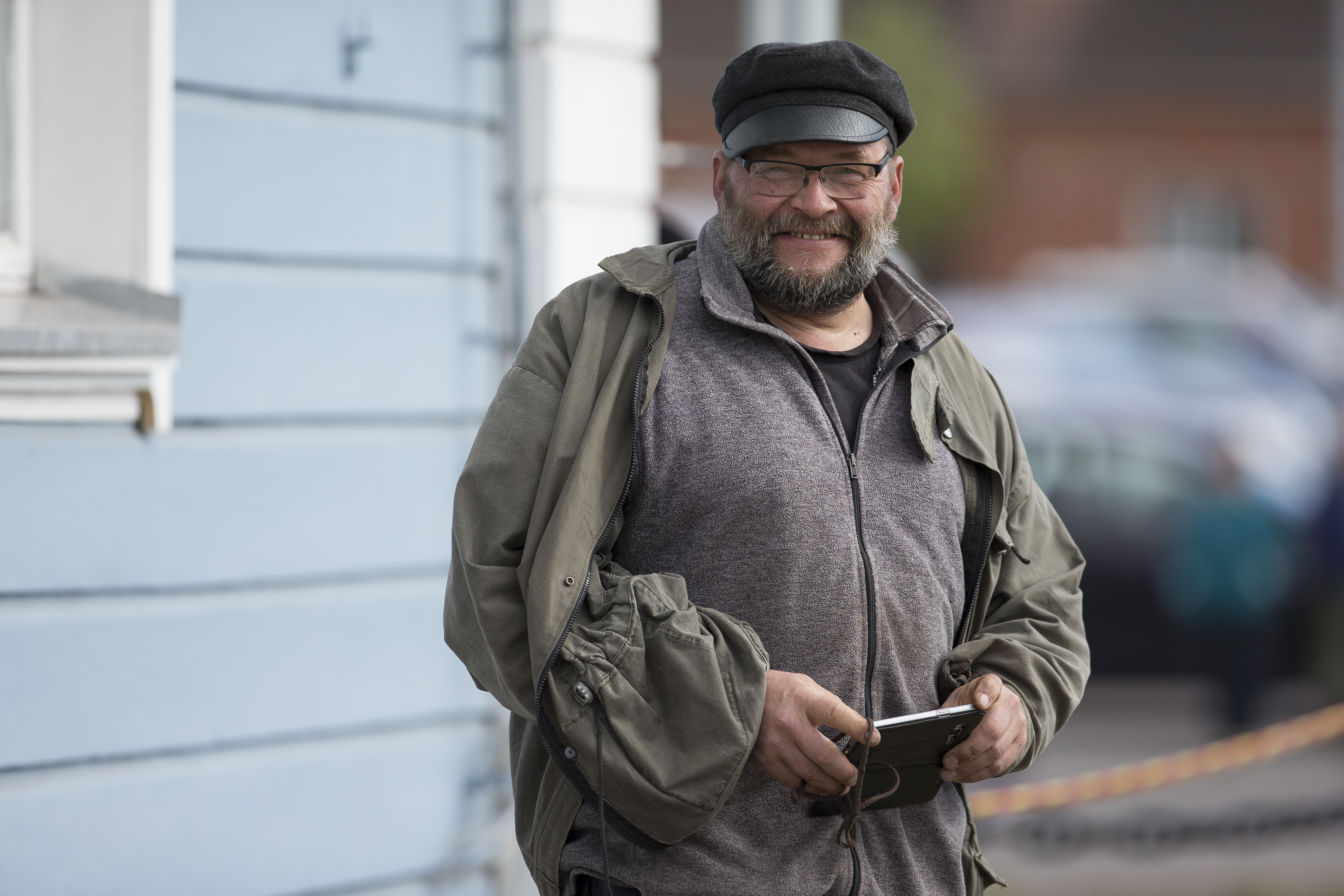 Jouko Turunen museon tykinkuulien äärellä.
