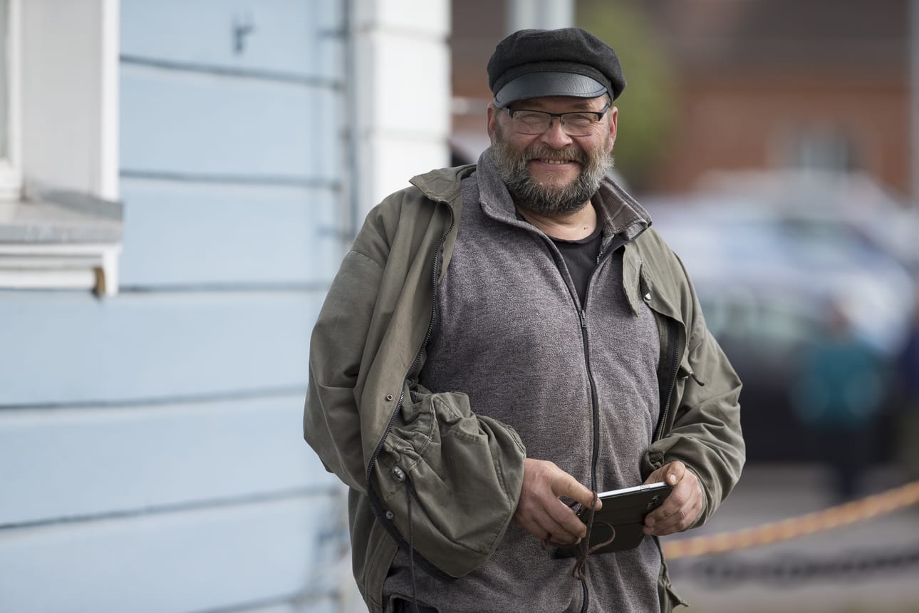 Jouko Turunen museon tykinkuulien äärellä.