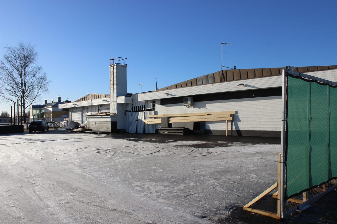 Rakennustarkastaja ehdotti aluksi, että esiintymislava olisi siirretty kuvassa oikealla näkyvän rakennuksen takapihalle. Tässä talossa sijaitsee ravintola Roni.