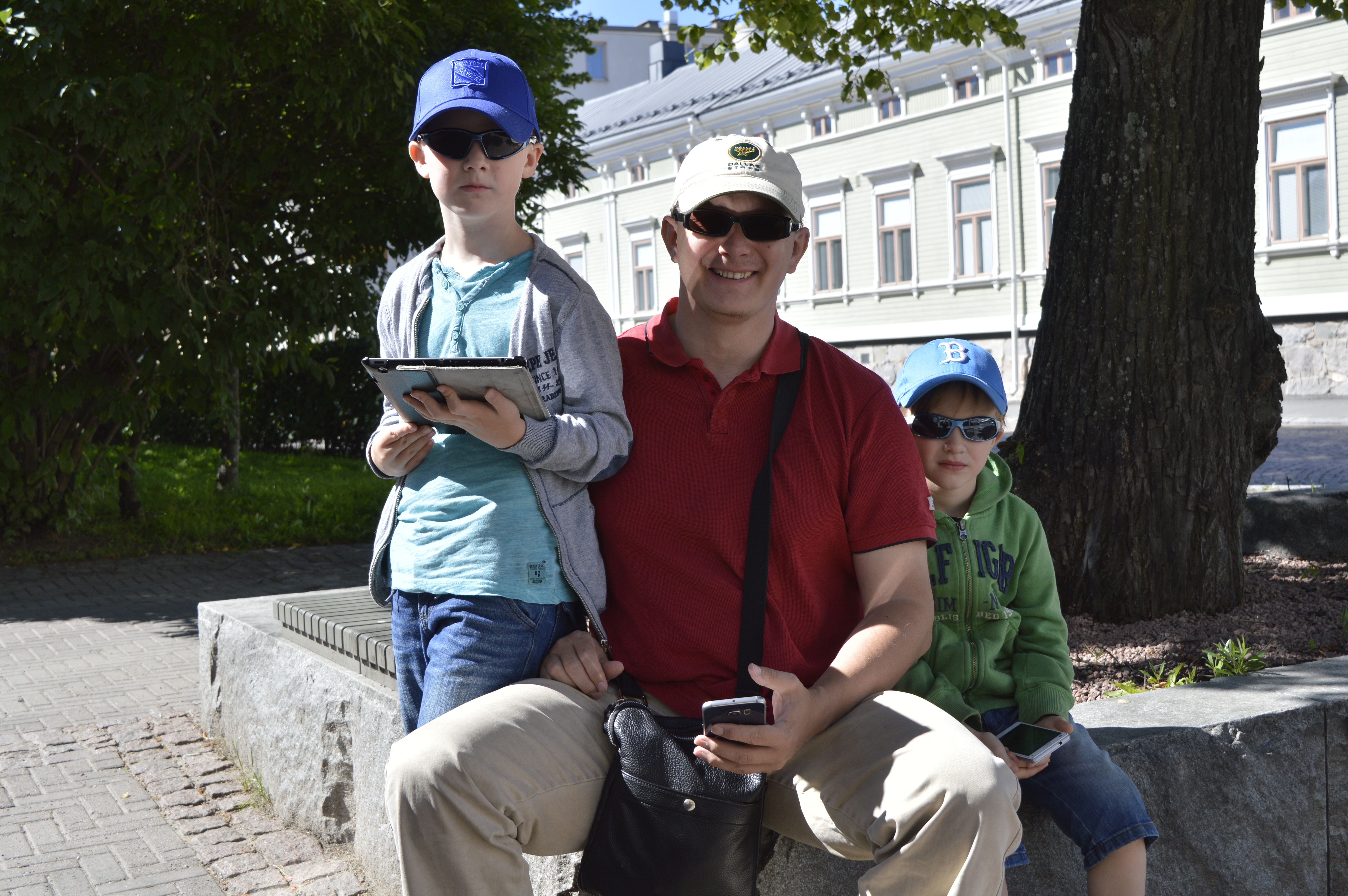 Teemu Polo (kesk.) on tullut poikiensa Maxin (vas.) ja Hugon kanssa Pokémon-jahtiin Mannerheimin puistoon. – Asensimme pelin pojille viikonloppuna. Itse olen kokeillut muutaman kerran aikaisemmin, Teemu Polo kertoo. Keskustan puisto vaikuttaa Polojen mukaan otolliselta pelipaikalta. – Olemme pelanneet aiemmin samantyyppistä Ingress-mobiilipeliä, jossa pelaajia pyöri samojen portaalien ja paikkojen ympärillä. Perheen isän mukaan pelin parhaisiin ominaisuuksiin kuuluu ulkona liikkuminen.