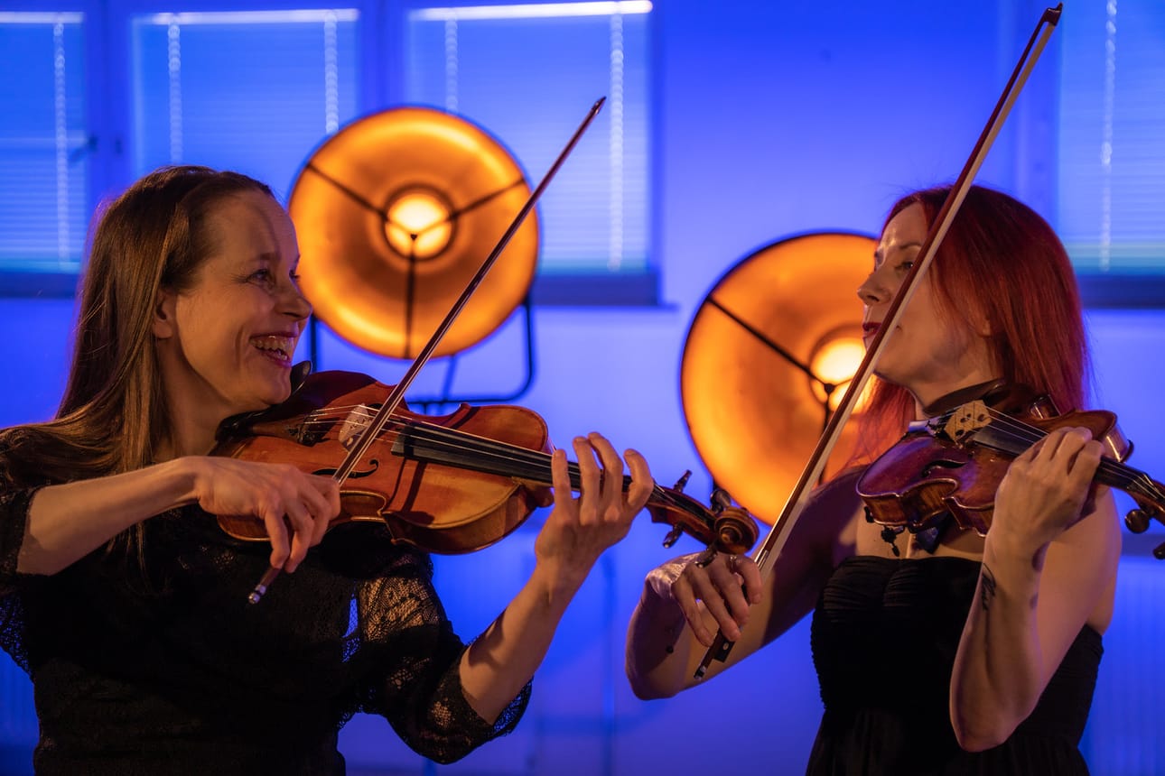 Duo Tuura & Huusko on monipuolinen ja eläytyvä viulistiduo, joka tuo musiikin lähelle kuulijoitaan eri konserttitiloissa ja perhejuhlissa. Heidän ohjelmistonsa ulottuu klassisesta musiikista iskelmään ja kansanmusiikista uudempaan taidemusiikkiin.