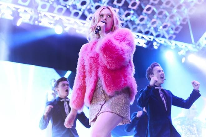 Vaatimattomista oloista tulevalle Violetille (Elle Fanning) laulukilpailut lupaavat parempaa elämää elokuvassa Teen Spirit. KUVA: PARISA TAGHIZADEH/VIOLET DREAMS LTD