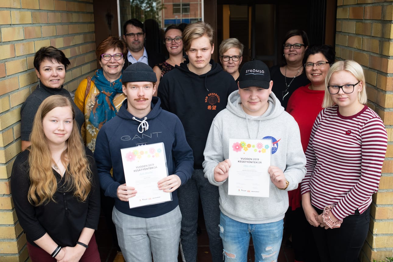 Ksätyöntekijöinä palkittiin Heini Laihola (ed. vas.), Antti Määttä, Jesse Lehtosaari, Ukko Rontti, Iida Halme ja kuvasta puuttuva Eveliina Suoraniemi.