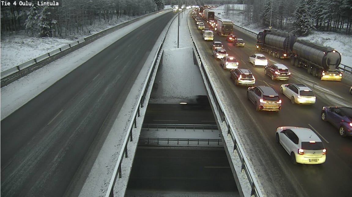 Liikenteen jonoutuminen näkyy Lintulan kohdalla olevassa kelikamerassa puoli yhdeksän jälkeen.