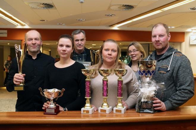 Antti Ala-Rantalalla, Johanna Karkauksella, Seppo Liinamaalla, Jenni Autiolla, Arja Talvilahdella ja Mikael Autiolla oli ilo noutaa kaupunginosien parhaille ravureille luovutetut pokaalit. KUVAT: ANU NAHKALA