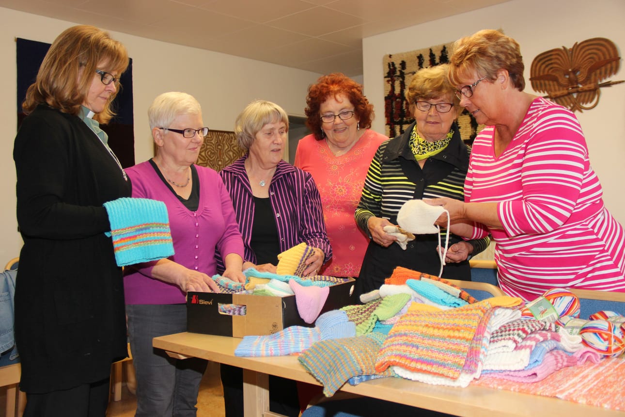 Seurakunnan diakoni Helena Koivukangas koordinoi nuttupiirin toimintaa. Koivukangas ja neulojat, Eeva Mäntykenttä, Sinikka Pietilä, Hilja Honkanen, Silja Ahonen ja Eija Kuosmanen, ihastelevat valmiita nuttuja Kanttorilassa. Viime vuonna Pudasjärveltä maailmalle lähti 170 nuttua ja vuonna 2013 200 nuttua.