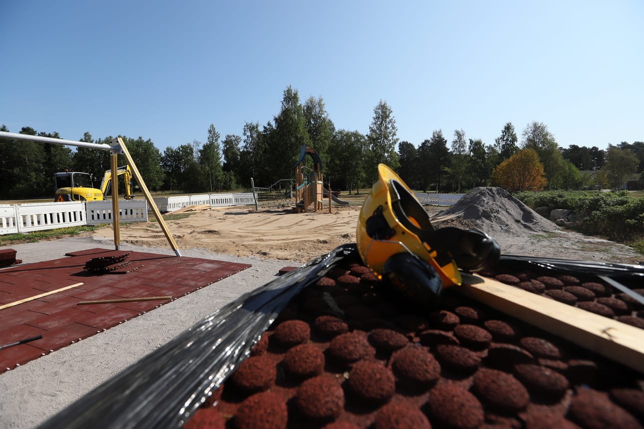 Kyöpelinvuoren leikkipuistoa peruskorjataan parhaillaan. Syksyllä siellä päästään leikkimään noita- ja metsäteemaisissa välineissä.