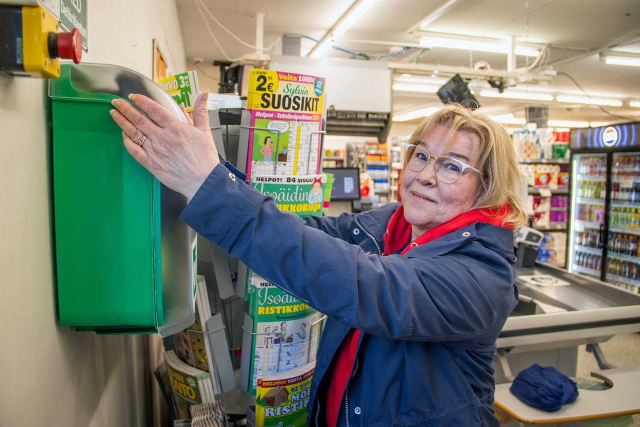 Defibrillaattori eli sydäniskuri löytyy nyt myös Hailuodon K-kaupasta, esittelee osaston puheenjohtaja Salme Horsma.