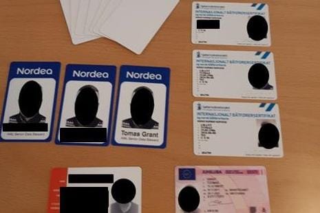 Rajavartiolaitos takavarikoi virolaismiehiltä vääriä asiakirjoja. Kuvan korttien henkilöllisyydet ovat tekaistuja. KUVA: Rajavartiolaitos