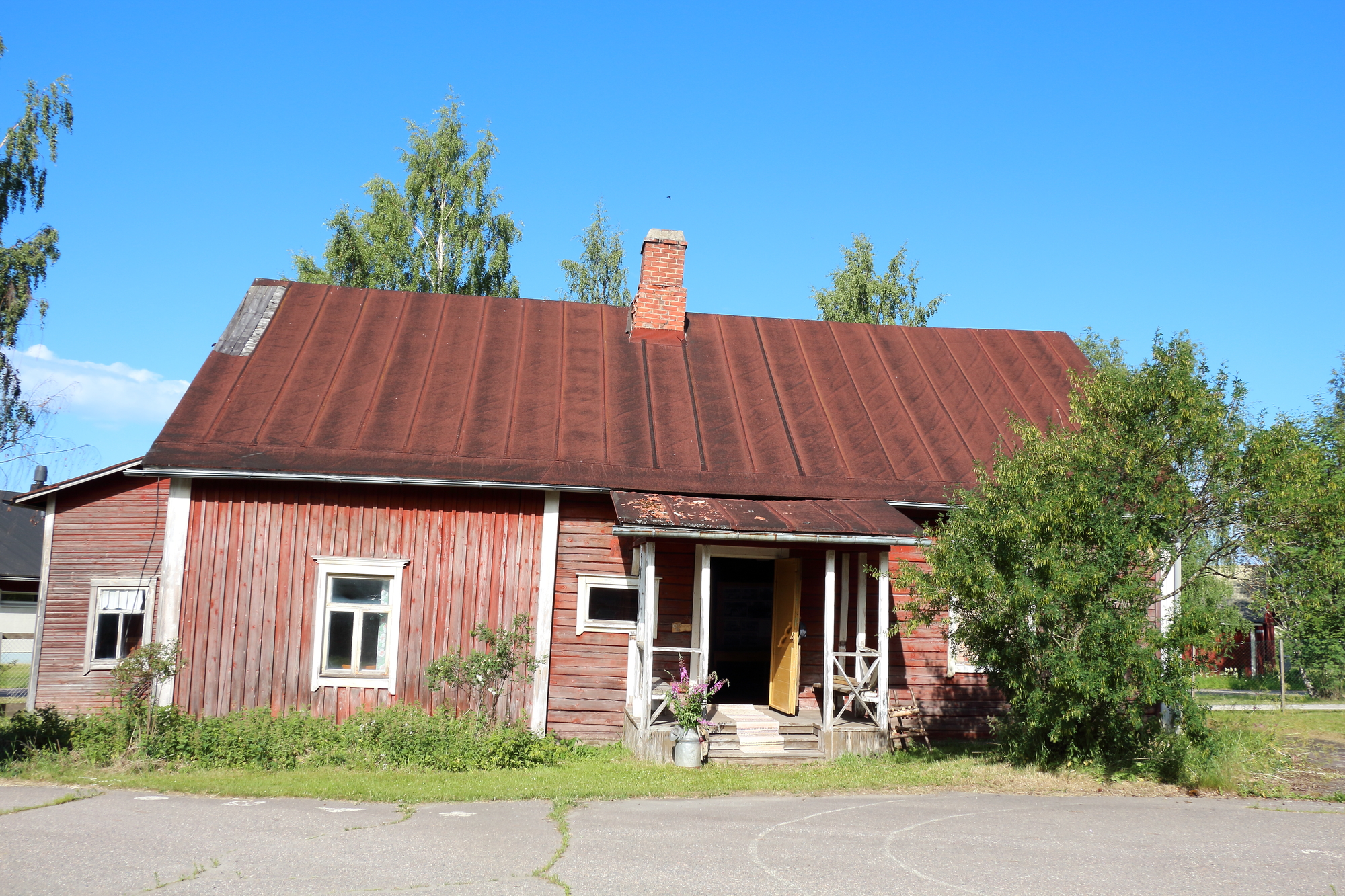 Punainen tupa sijaitsee Salonkartanon ja Saloisten kotiseutumusoon välissä.