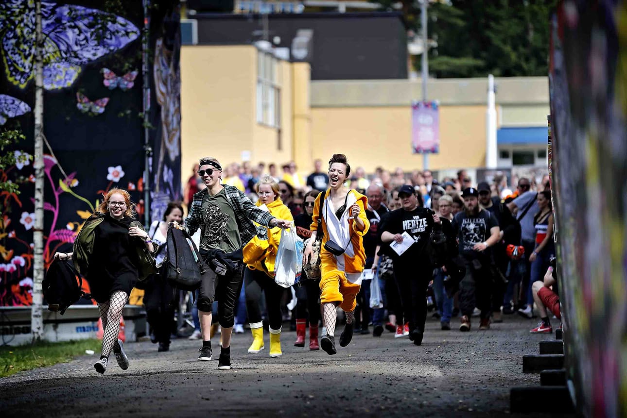 Tämä näky on jälleen totta tänä kesänä, kun Suomi täyttyy festivaaleista. Yleisö kirmaa sisään Provinssiin vuonna 2018. Arkistokuva.