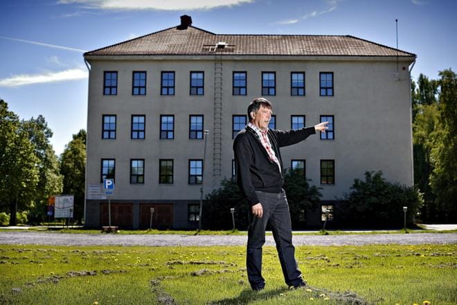 Björkenheimin puistotien varressa vanhojen sairaalarakennusten jatkona on laaja nurmialue, jolle Keijo Karhu mielellään pystyttäisi vanhojen puutalojen ryhmän. KUVA: TOMI KOSONEN