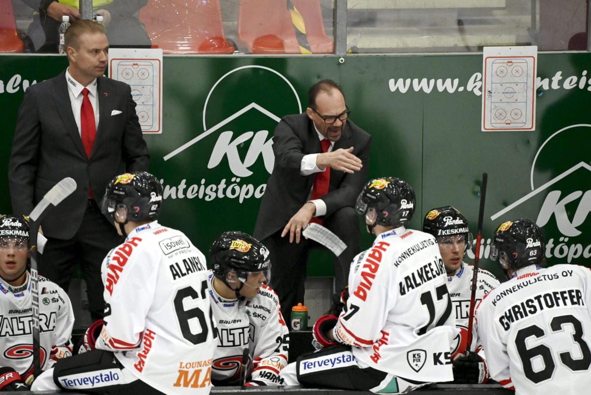 JYPin päävalmentaja Jukka Ahvenjärvi kiitteli joukkueen alivoimapeliä. Lehtikuva / Emmi Korhonen