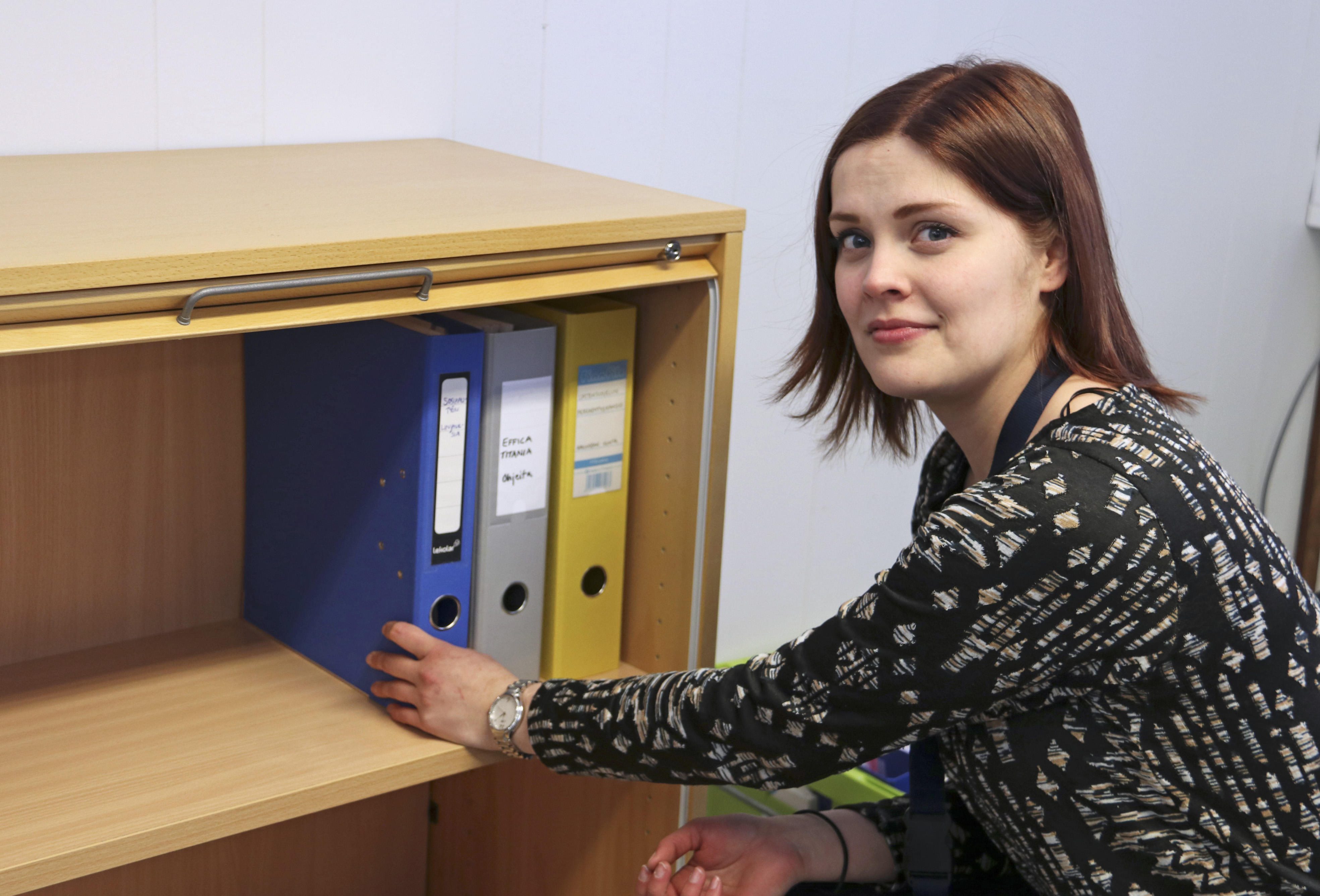 Myös sosiaalitoimi siirtyi Saarenkartanon väistötiloista parakkitoimistoon. Joulukuun puolessavälissä työt aloittanut perhetyöntekijä Bertta Koivisto asetteli mappeja hyllyyn omalla työpisteellään.