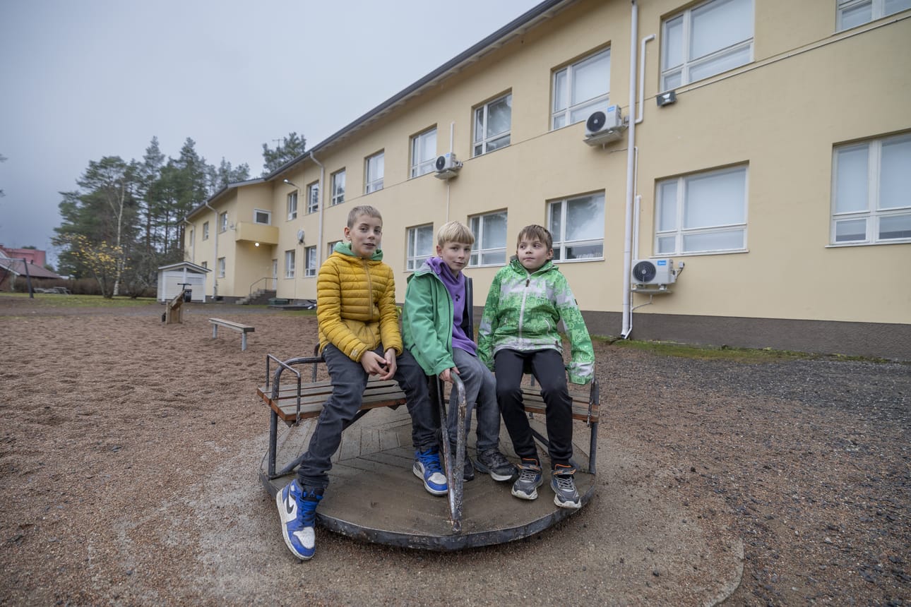 Koskenkorvan koulun nelosluokkalaiset Eemeli Ylinen-Luopa (vas.), Toivo Lehtiniemi ja Hiski Koskenkorva toivovat pääsevänsä kuudennelle luokalle uuteen kouluun. He toivovat, että uudessa koulussa olisi pitkät käytävät hippaleikkiin sekä trampoliini ja iso jalkapallokenttä.