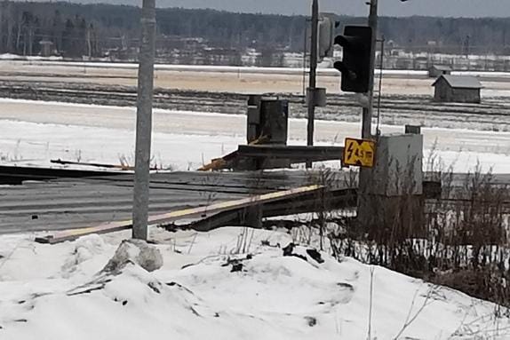 Tasoristeyksen puomit rikkoontuivat Niemistössä, kun linja-auto törmäsi niihin. Kuva: Lukijan kuva