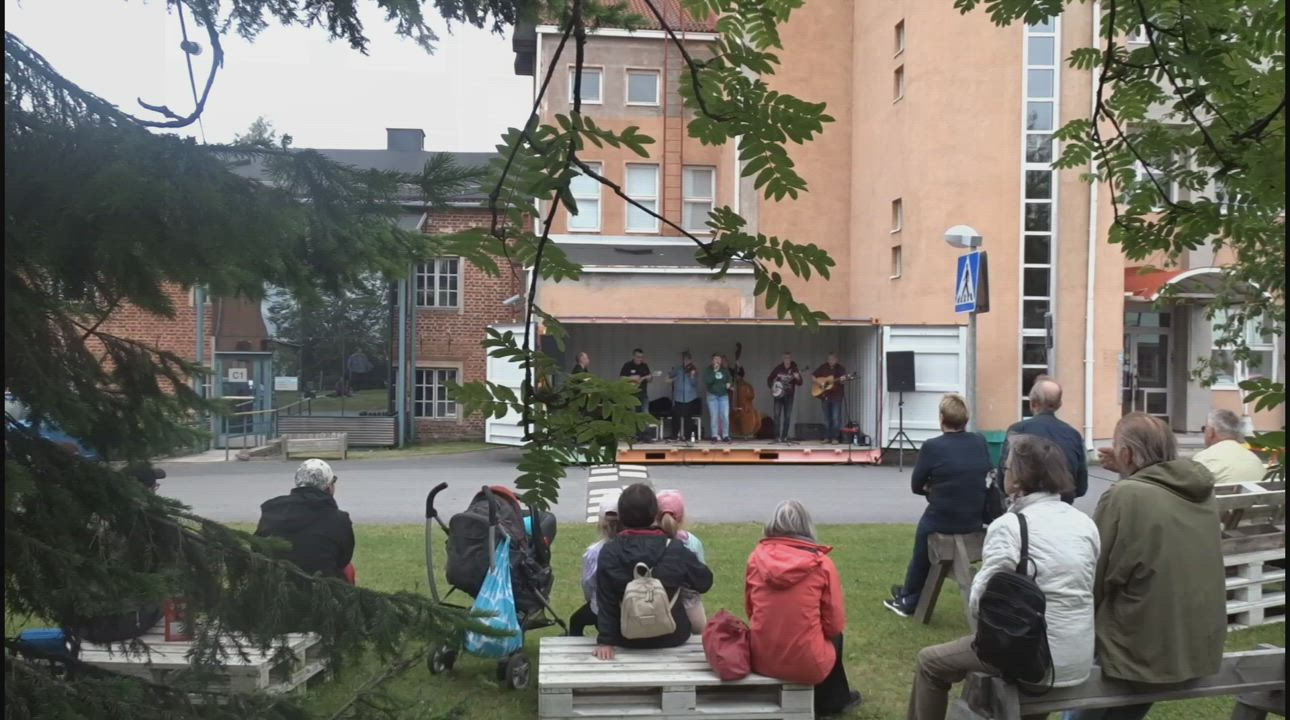 Varjakka String Band esiintyi Oulun Puistopiknikissä