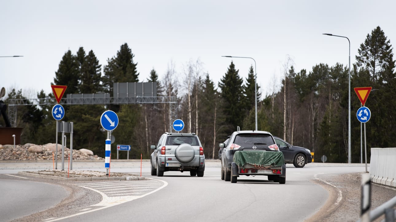 Virallisesti tässä on vain yksi kaista, mutta usein autot menevät rinnakkain.