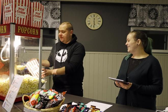 Mikko Jokipii Mukula-yhdistyksestä ja Mari Ruutiainen Jurvan teatterista myivät popcornia pop-up-elokuvateatterissa viime joulukuussa. KUVA: JARMO PANULA