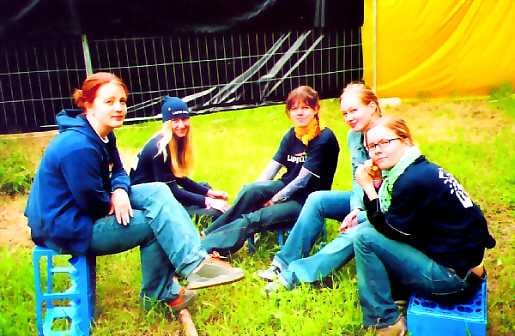 Taukohetki. Ahkerat festarityöntekijät Niina Järvinen (vas.), Paula Aura, Laura Hyvärinen, Elina Huovila ja Anniina Ala-Kuha viettävät taukoa sunnuntain aamuvuorossa. Provinssirockin aamuvuoro alkoi kymmeneltä.