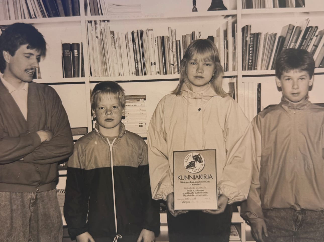 Tunnistatko kuvan henkilöt? Toimitus kaipaa nyt vihiä, ketkä ovat saaneet valtakunnalliselta luistelutoimikunnalta kunniakirjan.