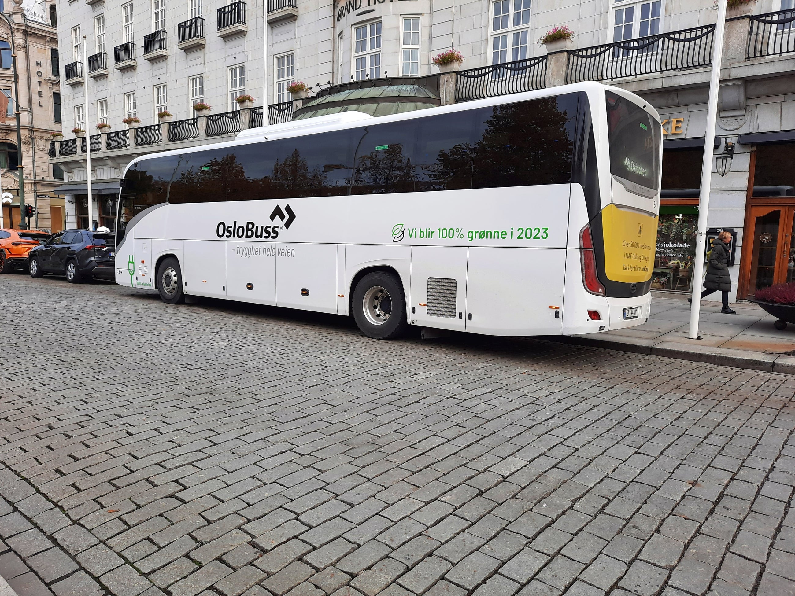 Ensi vuoden lopusta lähtien kaikkien Oslon taksien on oltava sähkökäyttöisiä. Kuvassa sähköllä kulkeva linja-auto Oslossa 14. lokakuuta 2024.