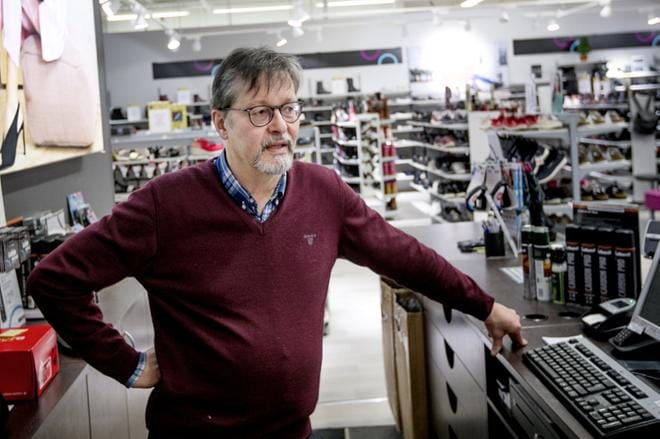 Kookengän Risto Pitkäkoski kertoo, että eläkeikään on vielä vuosia, mutta siihen saakka kaupan paikka ei tule vaihtumaan. KUVA: JAAKKO ELENIUS