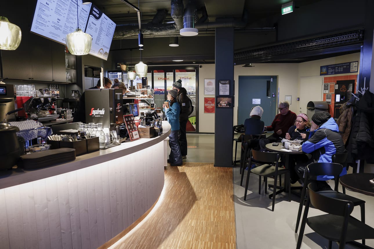 Ravintola Talonpöydän Rukan kahvila ja pinseria sijaitsee kauppakeskus Kumpareen 1. kerroksessa.