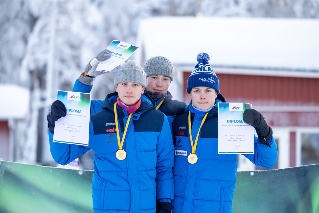 Veeti Viippola, Joakim Savinainen ja Kasper Ekonoja hiihtosuunnistivat sunnuntaina 17-vuotiaiden poikien Euroopan mestareiksi.