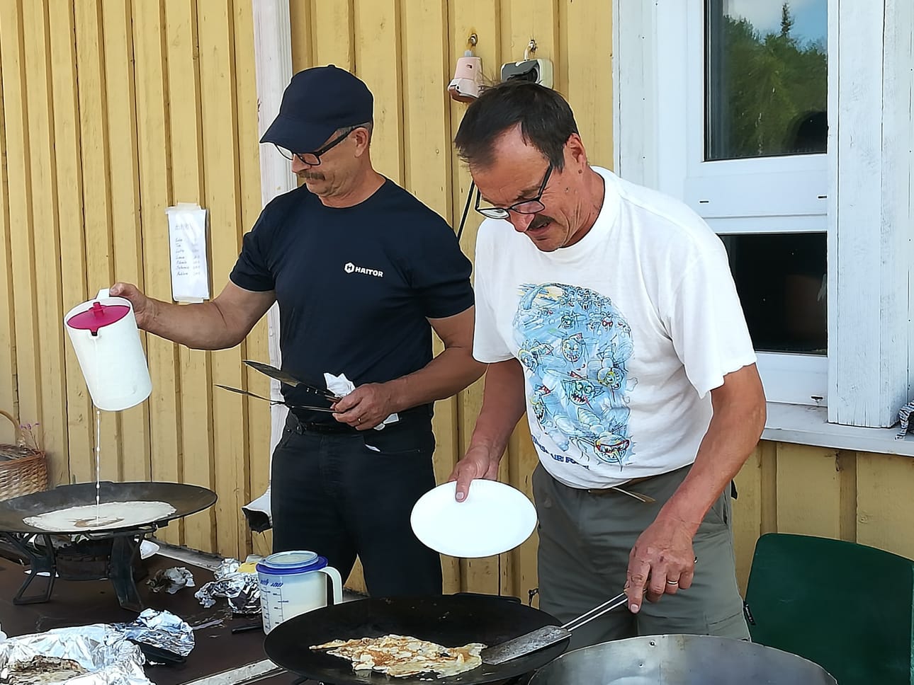 Jouko Törmänen (vas.) ja Teemu Törmänen paistavat muurinpohjalettuja.