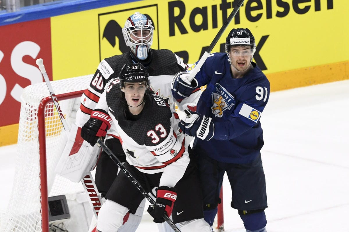 Juho Lammikko (oikealla) jääkiekon MM-finaalissa sunnuntaina. Kuvassa myös Kanadan Chris Driedger (takana) ja Ryan Graves. LEHTIKUVA / Jussi Nukari