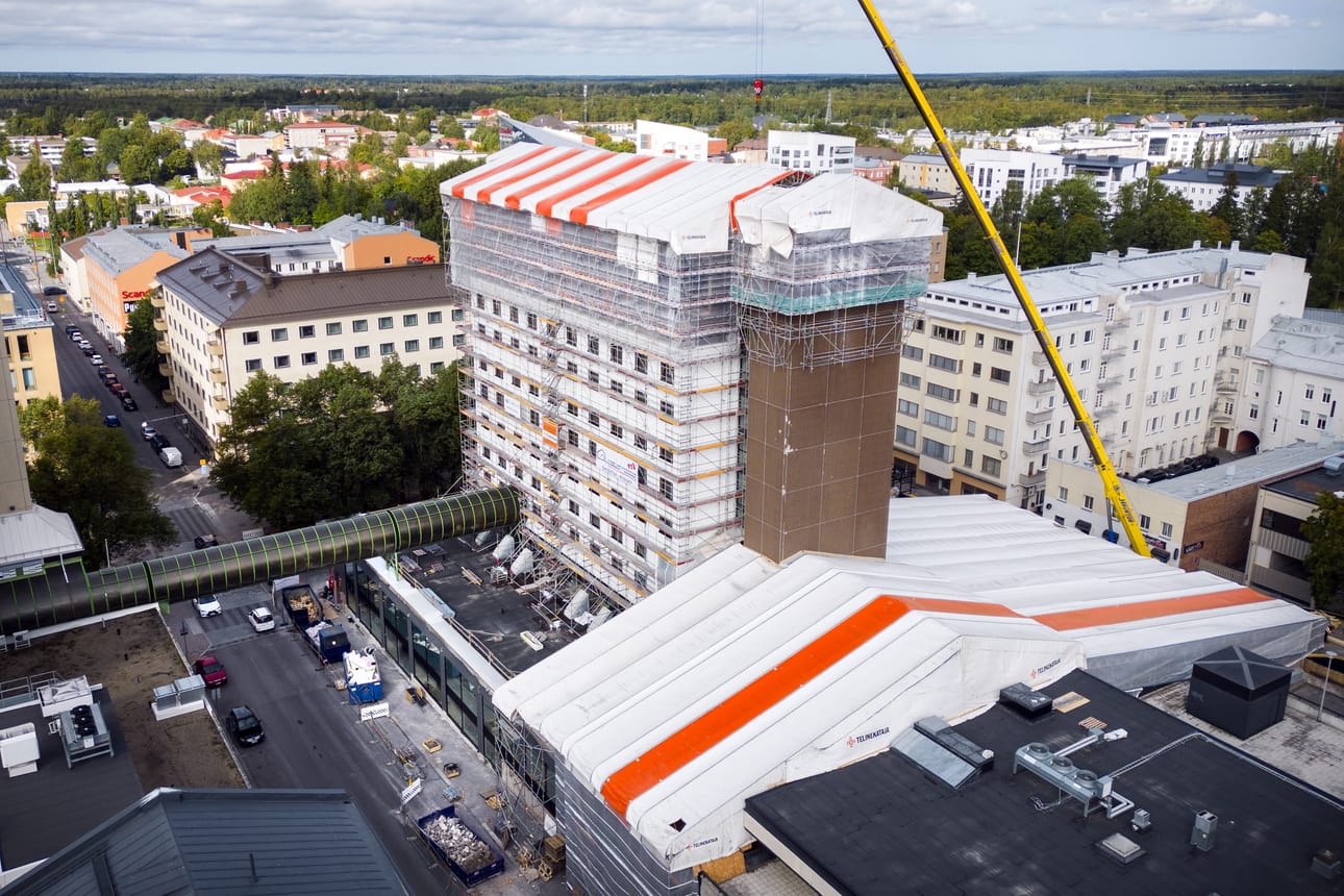 Hotellin kattoa korotetaan 50 senttiä, jotta hissi saadaan nousemaan saunaosastolle ja uima-altaalle. Etelän puoleiselle harmaalle seinälle asennetaan myöhemmin aurinkopaneeleja.