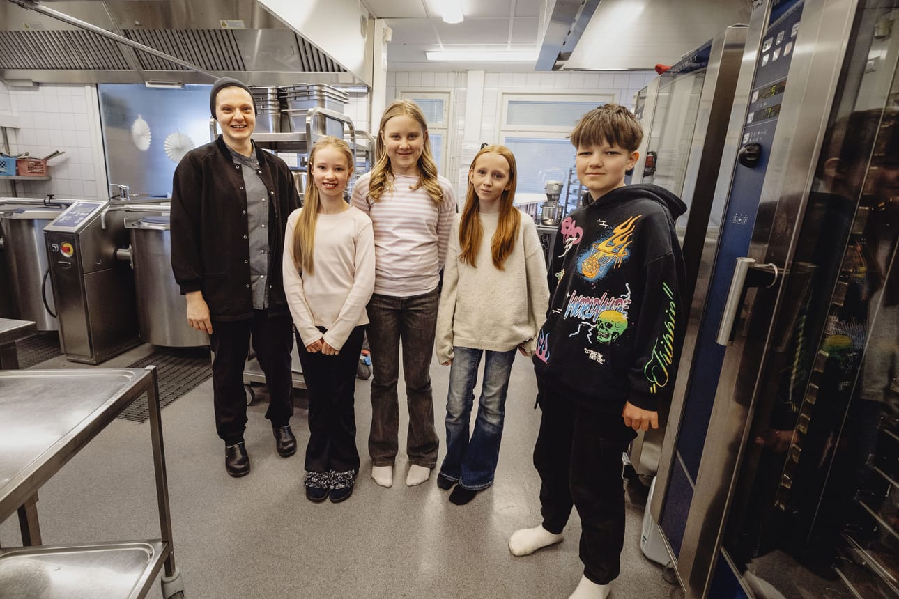 Kouluruokalan esihenkilö Jenni Järvenpää ja toiveruokaviikosta aloitteen tehneet viidesluokkalaiset Nella Vähälummukka, Hilma Nokua, Lumi Hautala ja Elmeri Hauta-aho löysivät heti yhteisen sävelen aloitteen edistämiseksi.