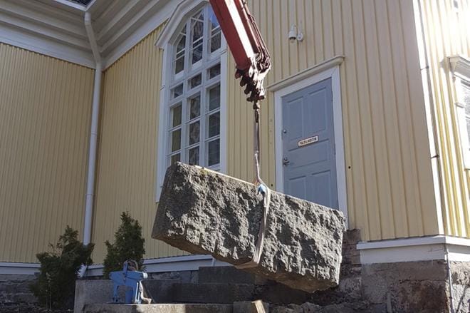 Jurvan kirkon portaiden perustus uusitaan painumisen takia. KUVA: LEO LÖNNROTH