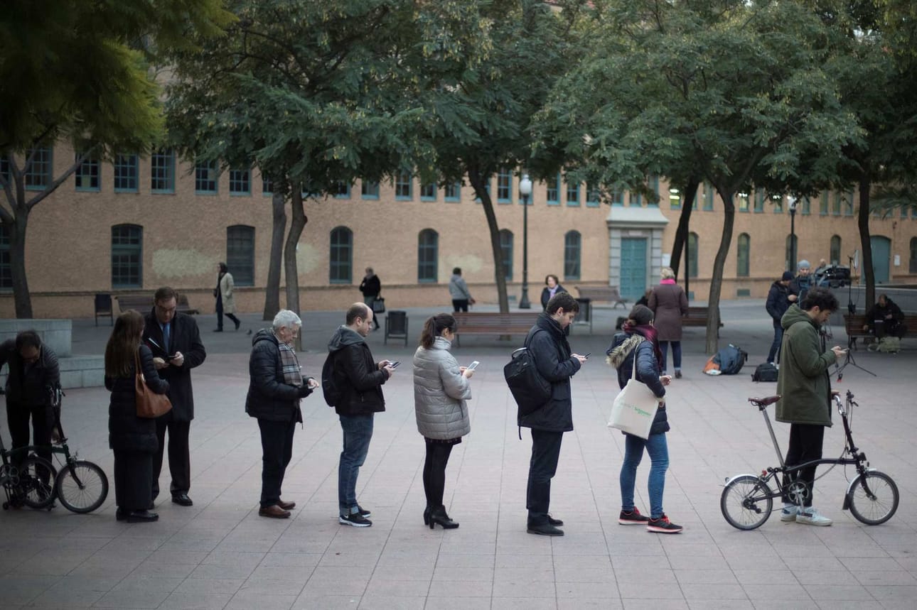Äänestäjät jonottivat vaalihuoneiston edessä Barcelonassa Espanjassa torstaina. Espanjan hallituksen määräämissä ennenaikaisissa aluevaaleissa valitaan 135 edustajaa Katalonian aluehallintoon.