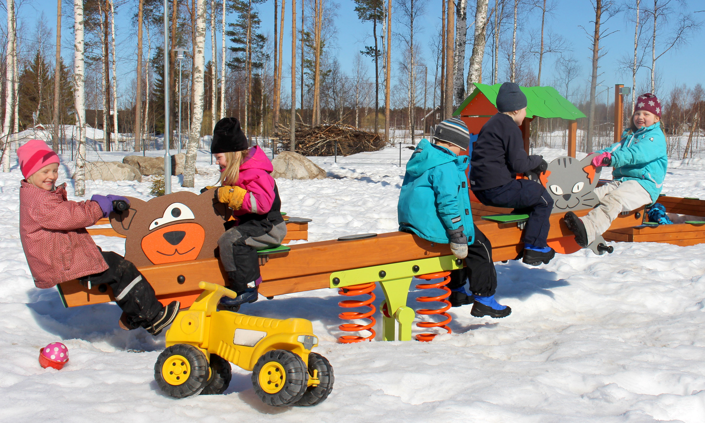 Avoimien ovien päivänä Pyhännän uuden päiväkodin pihassa leikkimässä olleet Elmiina, Inga, Olli, Toni ja Jenni tuumasivat uusissa tiloissa olevan kivaa ja mukavaa, mutta parasta ovat sisältä löytyvät kiipeilyvälineet.