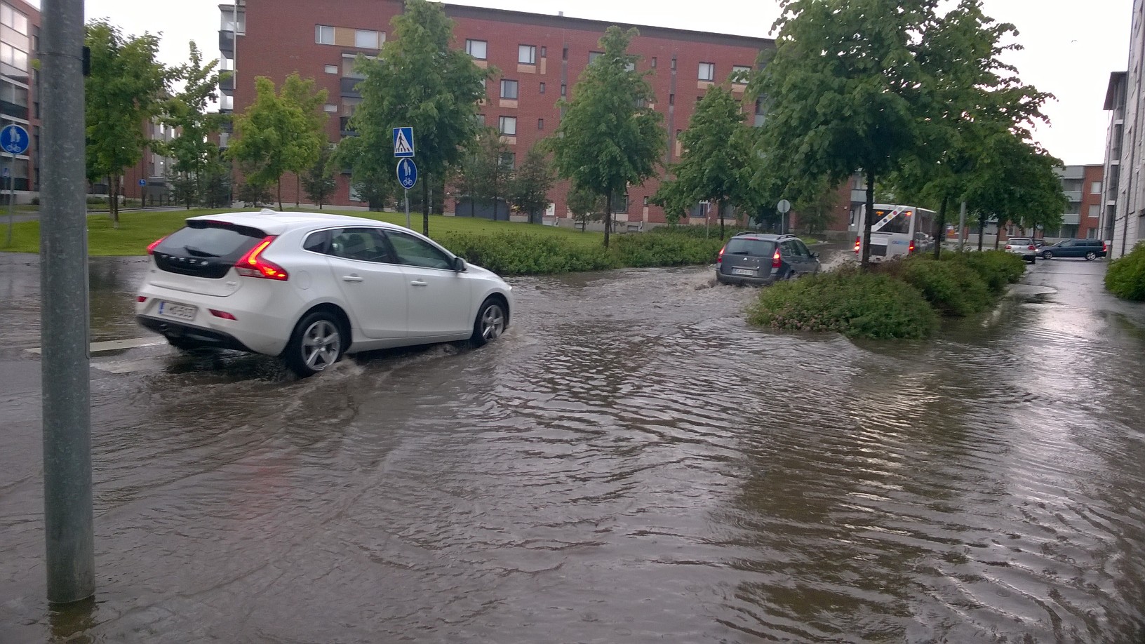 Kadut muuttuivat pieniksi joiksi Etu-Lyötyssä. 