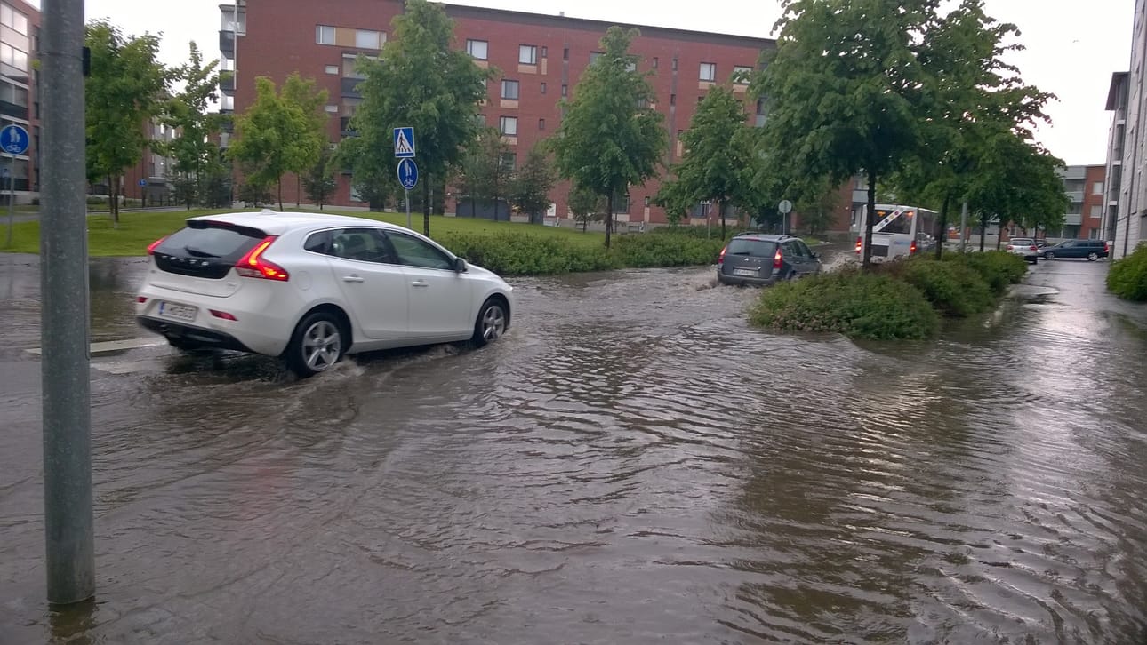 Kadut muuttuivat pieniksi joiksi Etu-Lyötyssä.