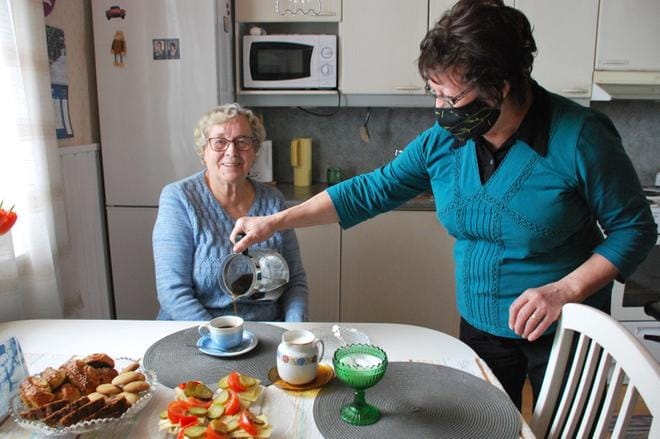 Päiväkahvit maistuvat hyvässä seurassa. Tuula Korhonen kaataa kupillisen Anna Alavalle. KUVA: EEVA-LIISA KULJU