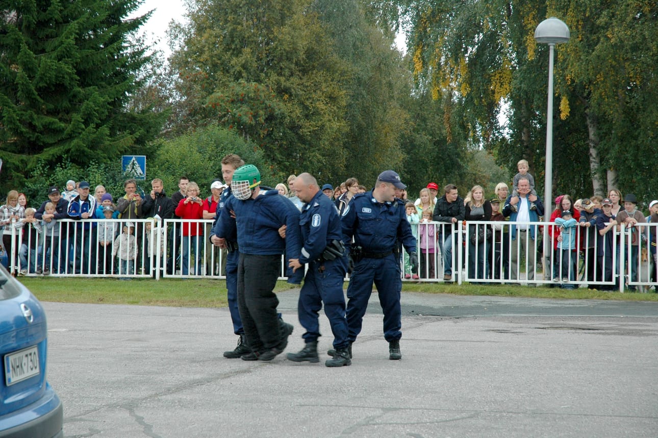 Turvattomuus kasvaa, kun poliisien määrä vähenee. Kuva poliisilaitoksen turvallisuuspäivästä.